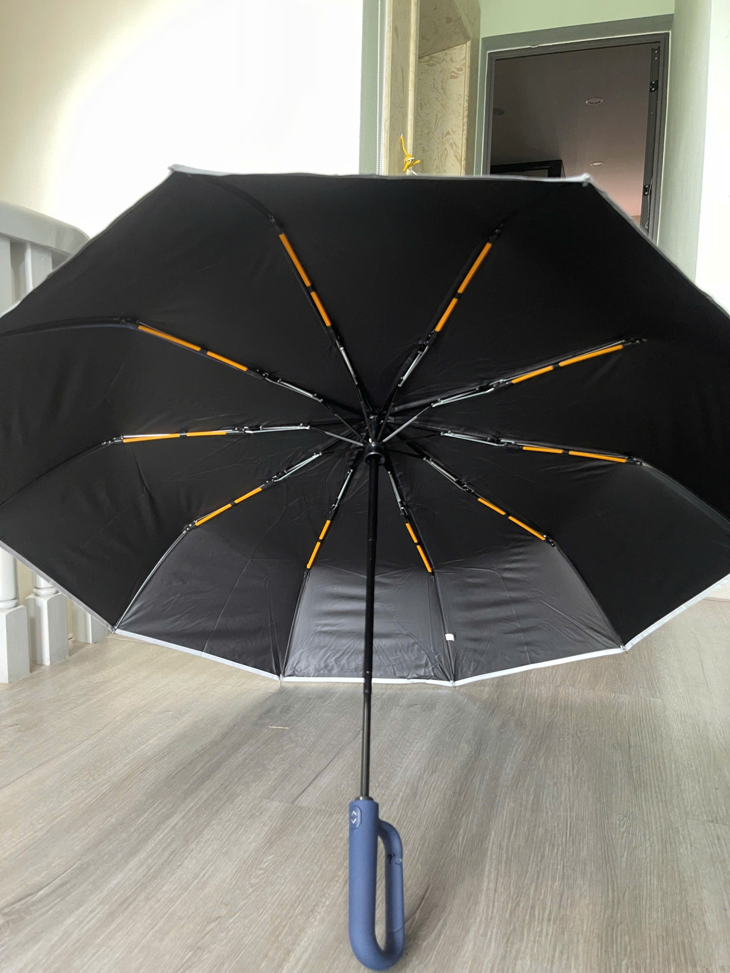 Ô màu trơn 10 nan kép chống UV có dải phản quang đi đêm (Màu kem)