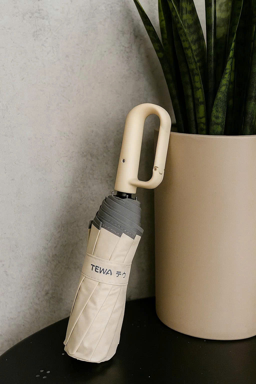 Ô màu trơn 10 nan kép chống UV có dải phản quang đi đêm (Màu kem)